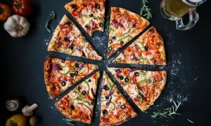 Kamień do pizzy: Czy warto? Idealna pizza z chrupiącym spodem!