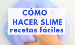 Mano jugando con un slime suave y esponjoso, como si fuera espuma de afeitar. Aprende a hacer slime fácil.
