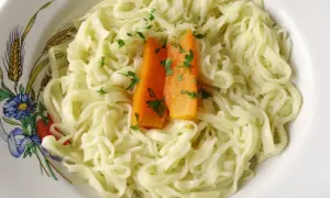 Prosty przepis na makaron z marchewką i natką pietruszki. Idealny na szybki obiad.
