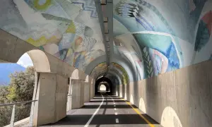 Ciclabile Riva del Garda: un tunnel artistico con affreschi colorati sul soffitto e un percorso ben segnalato.