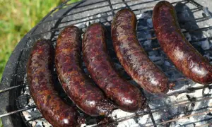 Kaszanki na grillu, pachnące i rumiane. Tradycyjnie z krwi, podrobów i kaszy gryczanej, idealne na letnie wieczory.