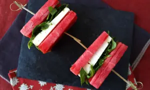 Sommarfräscht vattenmelon recept med fetaost och ruccola på spett. Enkelt och gott!
