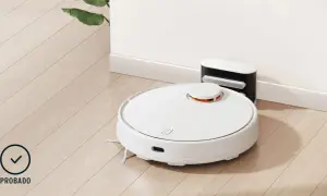 Robot aspirador Xiaomi blanco junto a su base de carga. El indicador "Probado" sugiere que el **xiaomi vacuum no vuelve a la base** tras su ciclo.