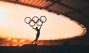 Sylwetka sportowca z pięcioma pierścieniami symbolizuje pierwsze igrzyska olimpijskie.