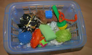 Pudełko sensoryczne: Klucz do rozwoju zmysłów dziecka? DIY!