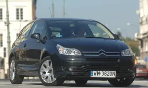Czarny Citroen C4 z przodu, gotowy do wymiany żarówki.