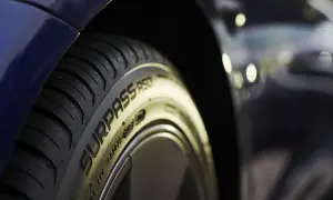 Ciche opony letnie Surpass R50 na ciemnoniebieskim samochodzie.
