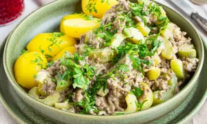 Herzhaftes Hackfleisch mit Schmorgurken und Petersilie, serviert mit Salzkartoffeln. Ein einfaches Schmorgurken Rezept.