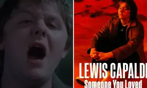 Lewis Capaldi śpiewa "Someone You Loved". Obok okładka singla.