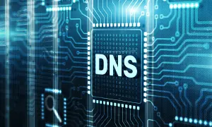 Cyfrowy układ scalony z napisem "DNS" w centrum. W tle widać serwerownie, sugerując, że serwer DNS nie odpowiada.