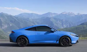 Niebieski Honda Prelude 2025 z czarnymi felgami na tle gór.