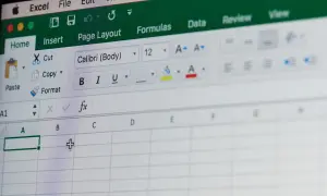Ekran programu Excel, pokazujący jak zrobić listę rozwijaną. Widoczna jest zakładka "Home" i pole formuły "fx".