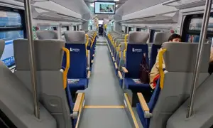 Wnętrze pociągu z siedzeniami. Sprawdzam zamość chełm rozkład jazdy, by zaplanować podróż.