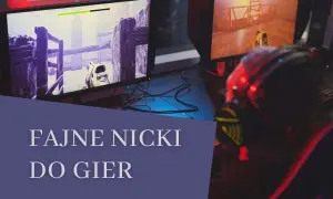 Graczka w słuchawkach z mikrofonem, przed dwoma monitorami z grami. Szukasz fajnych nicków do gier dla dziewczyn?
