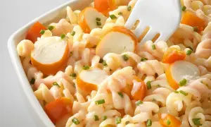 Salade de pâtes au surimi : la recette fraîche, facile et parfaite