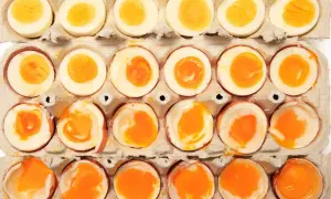 Huevos cocidos en cartón. Observa la yema: si está líquida o muy blanda, puede que no sea seguro comerlos. Aprende como saber si un huevo cocido está malo.