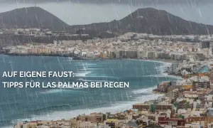 Regentage auf Gran Canaria: Tipps für Las Palmas, wenn es schüttet. Die Stadt erstreckt sich am Meer unter bewölktem Himmel.