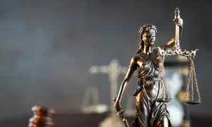 Temida z wagą i mieczem, symbol sprawiedliwości. Zastanawiasz się, ile trwają studia prawnicze w USA?