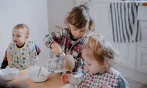 Żłobek czy niania: co wybrać, aby uniknąć błędów w opiece?