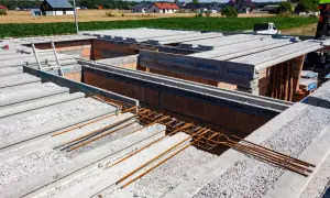 Budowa domu: betonowe pustaki stropowe Teriva czekają na montaż. Sprawdź strop teriva cena.