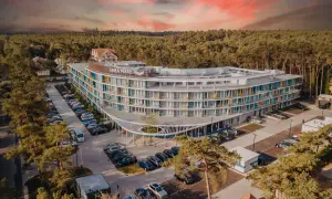 Nowoczesny hotel Linea Mare w Pobierowie, otoczony lasem sosnowym, z widokiem na morze.