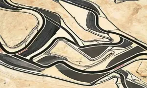 Vista aerea di un circuito automobilistico, un labirinto di asfalto e sabbia, nello stile di Andrea Gursky.