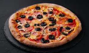 Chrupiąca pizza z oliwkami, pieczarkami i papryką na czarnym tle.