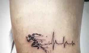 Tatuaż dla biegacza: sylwetka biegacza w ruchu, przechodząca w linię EKG.