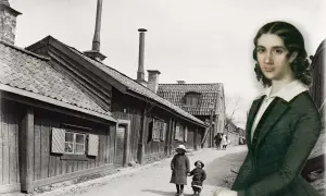 En ung kvinna, kanske Wendela Hebbe, tittar fram över en gränd med trähus och barn.