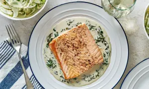 Un délicieux saumon à l'oseille, nappé d'une sauce crémeuse et servi avec une salade croquante.
