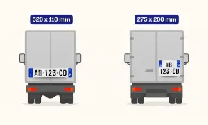 Deux camions décorés avec des plaques d'immatriculation françaises de tailles différentes.