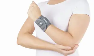 Szary stabilizator nadgarstka Tynor zapewnia komfortowe usztywnienie.