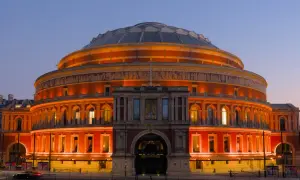Royal Albert Hall, jeden z najpiękniejszych zabytków w Wielkiej Brytanii, rozświetlony wieczornym blaskiem.