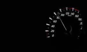 Prędkościomierz pokazuje 100 km/h. Wskazówka drży, jakby konie mechaniczne w silniku chciały się wyrwać.