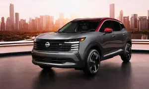 Nowy Nissan Kicks w szarym kolorze z czerwonym dachem i lusterkami, gotowy na miejskie przygody.