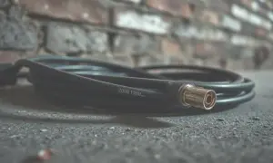 Uszkodzony kabel antenowy? Rozpoznaj objawy i zdiagnozuj problem!