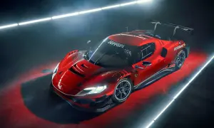 Czerwony Ferrari 296 GT3 z czarnym spojlerem i felgami, gotowy do wyścigu.