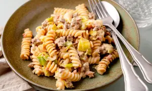 Herzhafte Hackfleisch Lauch Pfanne mit Spiralnudeln, cremig und appetitlich auf einem rustikalen Teller angerichtet.