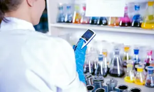 W laboratorium, gdzie chemia między mną a kolegą z pracy kwitnie, pracujemy nad nowymi formułami. Kolorowe płyny w kolbach i precyzyjne pomiary to nasza codzienność.