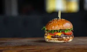 Kto wymyślił hamburgery? Prawda o legendzie, która zaskakuje!