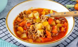 Herzhafte Hackfleisch-Gemüse-Suppe, perfekt für rezepte ohne kohlenhydrate. Mit Kartoffeln, Karotten und Paprika in würziger Tomatenbrühe.