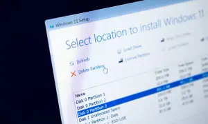 Instalator Windows 11 pokazuje program do formatowania dysku, gdzie można usunąć partycję.