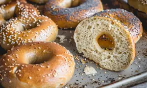 Färska bagels med sesamfrön och vallmofrön, redo att avnjutas. Ett perfekt bagels recept för hemmabruk.
