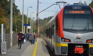 Pociąg Łódzkiej Kolei Aglomeracyjnej z numerem 11338 do Kutna stoi na peronie. Ludzie czekają na podróż.
