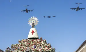 Desfile aéreo de aviones militares sobre una gran ofrenda floral y una imagen de la Virgen del Pilar, celebrando las fiestas del Pilar.