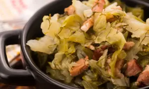 Un plat réconfortant de chou blanc cuisiné avec des lardons, prêt à être dégusté. Une recette simple et savoureuse.