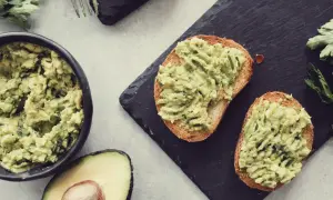 Najzdrowsze smarowidła do pieczywa: Awokado, hummus i inne alternatywy