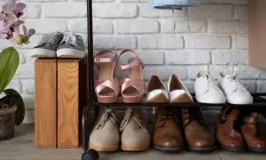 Różne buty na stojaku. Zastanawiasz się, czym natłuścić skórzane buty domowe sposoby? Oto inspiracja!