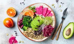 Piatto colorato con quinoa, broccoli, avocado, ravanelli, arance rosse e germogli. Ideale per una dieta priva di scorie cosa mangiare.