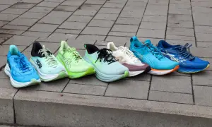 Rząd kolorowych butów do biegania po asfalcie. Wybierz najlepsze buty do biegania po asfalcie dla siebie!